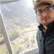 Aide aux devoirs et donne des soutiens et aussi les cours